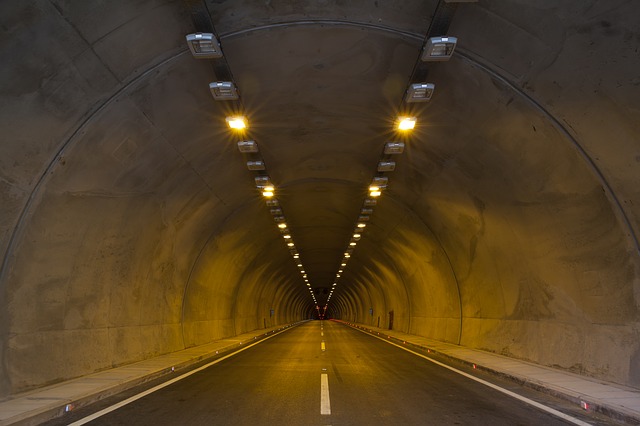 světla v tunelu
