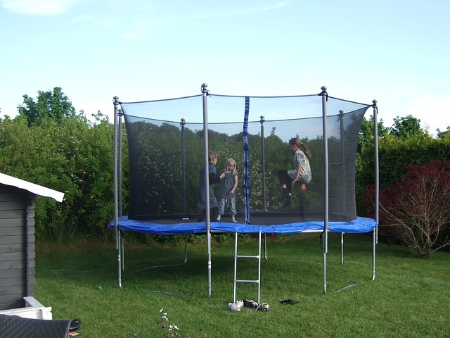 děti na trampolíně